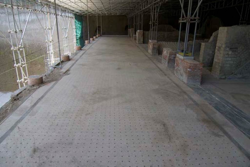 Villa dei Papiri, Herculaneum. July 2010. Looking west across walkway a with white and black mosaic floor.
From right, doorway to triclinium room (i), corridor (h), room (g), room (b), corridor (t), room (s) and room (u).
Photo courtesy of Michael Binns.